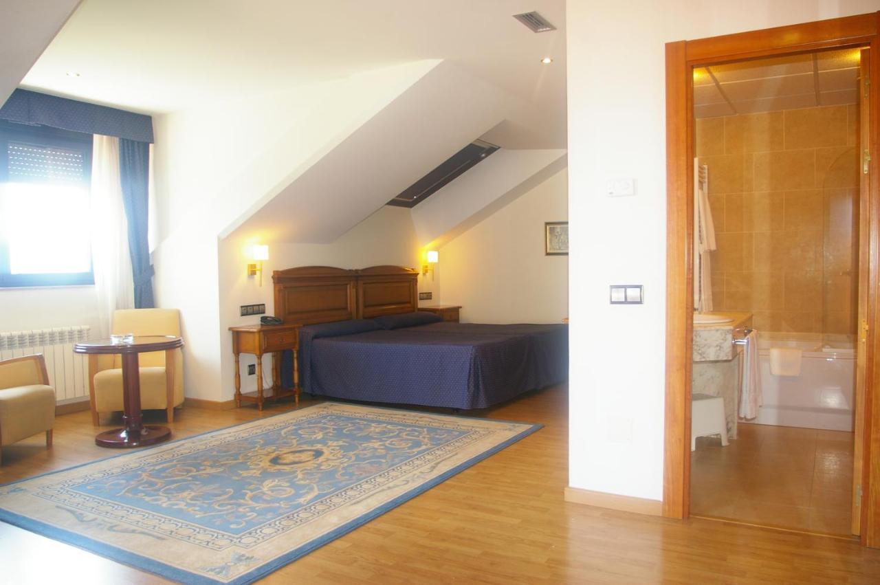 Hotel Cristina Noreña エクステリア 写真