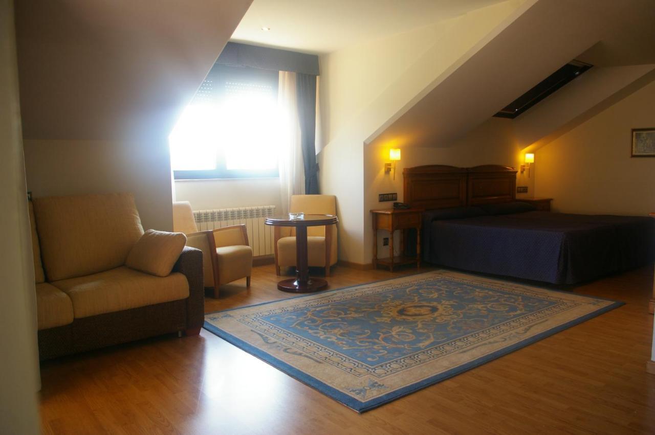 Hotel Cristina Noreña エクステリア 写真
