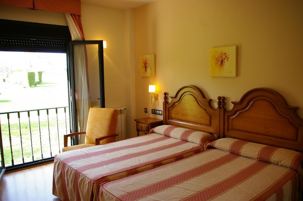 Hotel Cristina Noreña エクステリア 写真