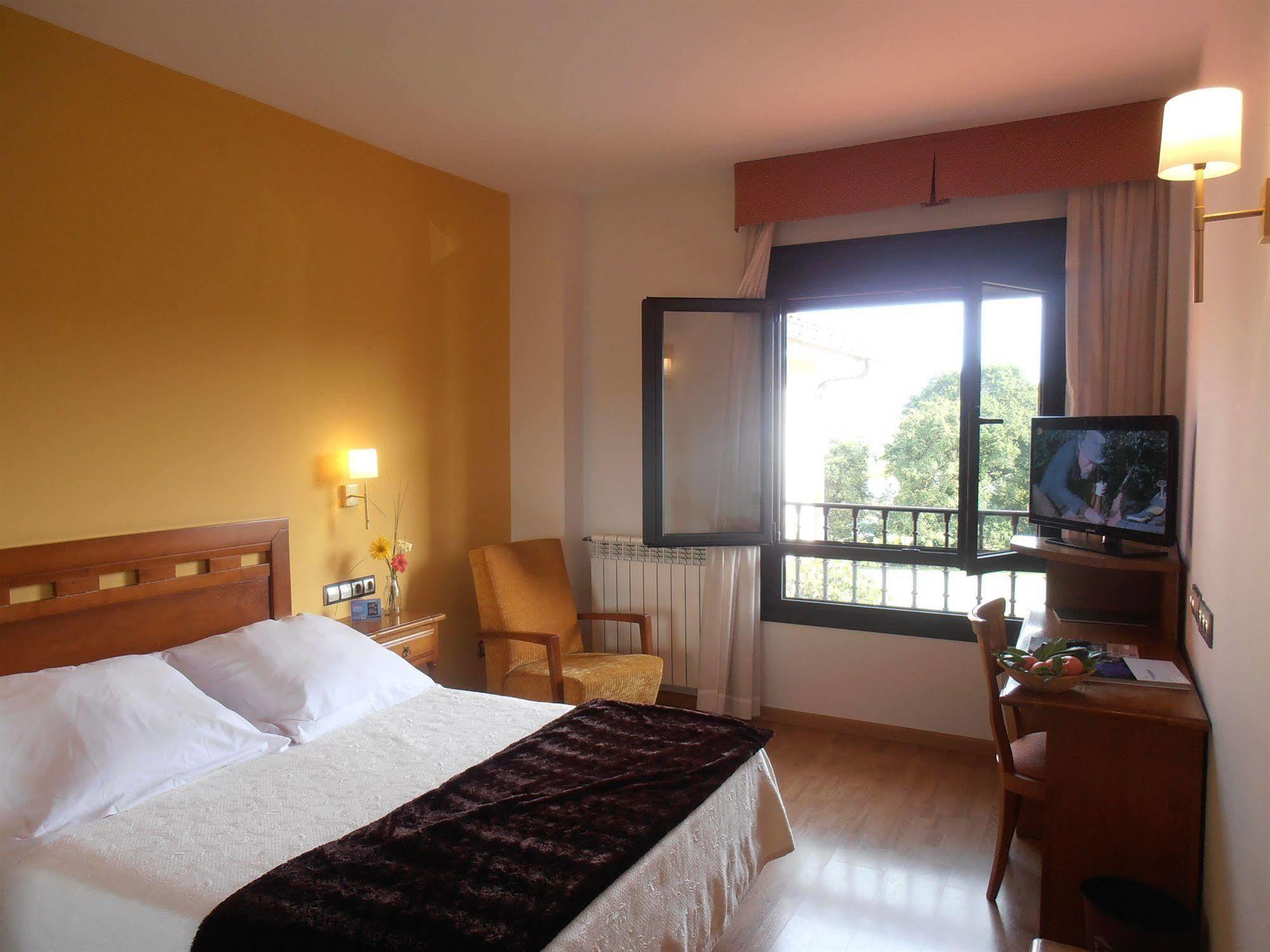 Hotel Cristina Noreña エクステリア 写真